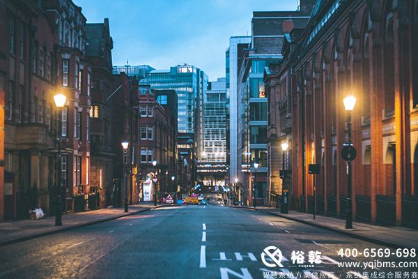 　　隨著城市化進(jìn)程的加快，樓宇管理逐漸成為現(xiàn)代城市的重要組成部分。樓宇智能管理系統(tǒng)(Integrated Building Management System，簡(jiǎn)稱IBMS)應(yīng)運(yùn)而生，成為解決樓宇運(yùn)營(yíng)管理效率、降低能耗、提升居住與工作環(huán)境的重要工具。本文將詳細(xì)探討樓宇I(lǐng)BMS系統(tǒng)的組成、功能、優(yōu)勢(shì)以及未來(lái)的發(fā)展趨勢(shì)。  　　一、什么是樓宇I(lǐng)BMS系統(tǒng)?  　　樓宇I(lǐng)BMS系統(tǒng)是一種集成的管理平臺(tái)，通過(guò)物聯(lián)網(wǎng)(IoT)、大數(shù)據(jù)、云計(jì)算等新興技術(shù)，將建筑內(nèi)各種設(shè)備與系統(tǒng)(如空調(diào)、照明、安防、消防、能耗管理等)有效整合，實(shí)現(xiàn)集中監(jiān)控與管理。其目的是提升建筑的運(yùn)營(yíng)效率、降低能耗、保障居住者的安全，創(chuàng)造更加舒適的環(huán)境。  　　二、樓宇I(lǐng)BMS系統(tǒng)的核心組成  　　1. 監(jiān)控系統(tǒng)：樓宇I(lǐng)BMS系統(tǒng)能夠?qū)崟r(shí)監(jiān)控建筑內(nèi)各類設(shè)備的運(yùn)行狀況，如空調(diào)系統(tǒng)的溫度、濕度水平，照明系統(tǒng)的電源狀態(tài)等。這些數(shù)據(jù)可以通過(guò)可視化界面直觀展現(xiàn)，便于運(yùn)維人員快速做出響應(yīng)。  　　2. 能源管理系統(tǒng)：通過(guò)對(duì)建筑內(nèi)能耗的實(shí)時(shí)跟蹤，實(shí)現(xiàn)能耗數(shù)據(jù)的分析與優(yōu)化，幫助管理者制定更為科學(xué)的能耗策略，降低運(yùn)營(yíng)成本。  　　3. 安全與安防系統(tǒng)：集成視頻監(jiān)控、門禁控制、報(bào)警系統(tǒng)等，以確保建筑內(nèi)人員及財(cái)產(chǎn)的安全。這一模塊能夠?qū)崟r(shí)識(shí)別異常情況，并立即通知相關(guān)人員或部門采取措施。  　　4. 建筑自動(dòng)化系統(tǒng)：樓宇I(lǐng)BMS系統(tǒng)利用傳感器和控制器實(shí)現(xiàn)對(duì)建筑內(nèi)部環(huán)境(如溫度、濕度、光照等)的自動(dòng)調(diào)節(jié)，提升居住舒適度。  　　5. 通訊與網(wǎng)絡(luò)系統(tǒng)：為了保障各個(gè)系統(tǒng)的高效協(xié)作，樓宇I(lǐng)BMS系統(tǒng)還需要強(qiáng)大的通訊與網(wǎng)絡(luò)基礎(chǔ)設(shè)施支持。這包括有線網(wǎng)絡(luò)、無(wú)線網(wǎng)絡(luò)和云計(jì)算平臺(tái)。  　　三、樓宇I(lǐng)BMS系統(tǒng)的功能與優(yōu)勢(shì)  　　1. 提升管理效率：樓宇I(lǐng)BMS系統(tǒng)可以將建筑內(nèi)各類設(shè)備的操作整合到一個(gè)平臺(tái)上，管理者通過(guò)該系統(tǒng)即可進(jìn)行智能控制，降低了人力成本，提升了工作效率。  　　2. 降低能耗：通過(guò)實(shí)時(shí)監(jiān)測(cè)與數(shù)據(jù)分析，IBMS系統(tǒng)能夠識(shí)別能耗異常，并及時(shí)進(jìn)行調(diào)整，幫助建筑降低能耗和運(yùn)營(yíng)成本，實(shí)現(xiàn)綠色建筑目標(biāo)。  　　3. 改善居住體驗(yàn)：樓宇I(lǐng)BMS系統(tǒng)可以根據(jù)使用者的需求自動(dòng)調(diào)節(jié)室內(nèi)環(huán)境，如調(diào)節(jié)空調(diào)的溫度與濕度、照明的亮度等，確保員工在舒適的環(huán)境中工作，提高工作效率。  　　4. 提高安全性：集成的安防系統(tǒng)能夠?qū)崟r(shí)監(jiān)測(cè)潛在風(fēng)險(xiǎn)，并及時(shí)發(fā)出預(yù)警，保障建筑及其使用者的安全。尤其在火災(zāi)、入侵等突發(fā)事件中，IBMS系統(tǒng)能迅速響應(yīng)，最大限度地減少損失。  　　5. 可擴(kuò)展性與靈活性：樓宇I(lǐng)BMS系統(tǒng)具有良好的可擴(kuò)展性，能夠根據(jù)建筑的不同需求，靈活添加或調(diào)整模塊，確保系統(tǒng)始終適應(yīng)建筑的運(yùn)營(yíng)變化。  　　四、樓宇I(lǐng)BMS系統(tǒng)的應(yīng)用場(chǎng)景  　　1. 商業(yè)辦公樓：在大型商業(yè)辦公樓中，樓宇I(lǐng)BMS系統(tǒng)能夠?qū)崟r(shí)監(jiān)控各項(xiàng)運(yùn)營(yíng)數(shù)據(jù)，幫助管理者進(jìn)行有效的資產(chǎn)管理和空間利用，提升辦公環(huán)境的舒適度和安全性。  　　2. 酒店與會(huì)展中心：在酒店及會(huì)展中心，IBMS系統(tǒng)可通過(guò)智能化管理提升客戶體驗(yàn)，如智能燈光控制、溫度調(diào)節(jié)等，提升客滿時(shí)的運(yùn)營(yíng)效率。  　　3. 醫(yī)療機(jī)構(gòu)：醫(yī)院等醫(yī)療機(jī)構(gòu)對(duì)于環(huán)境的要求極高，樓宇I(lǐng)BMS系統(tǒng)可以保證醫(yī)院內(nèi)部空氣質(zhì)量、溫濕度維持在最佳狀態(tài)，保障患者與醫(yī)務(wù)人員的安全與舒適。  　　4. 工業(yè)廠房：在工業(yè)企業(yè)中，IBMS系統(tǒng)可以有效監(jiān)控和管理設(shè)備的運(yùn)行狀態(tài)，降低設(shè)備故障率，同時(shí)優(yōu)化能耗管理，提高生產(chǎn)效率。  　　五、樓宇I(lǐng)BMS系統(tǒng)的未來(lái)發(fā)展趨勢(shì)  　　1. 智能化水平提升：隨著人工智能及機(jī)器學(xué)習(xí)技術(shù)的發(fā)展，IBMS系統(tǒng)將變得更加智能，能夠根據(jù)歷史數(shù)據(jù)和實(shí)時(shí)監(jiān)測(cè)自動(dòng)優(yōu)化建筑管理策略。  　　2. 云計(jì)算的廣泛應(yīng)用：未來(lái)的IBMS系統(tǒng)將更多地依賴云計(jì)算，通過(guò)云平臺(tái)實(shí)現(xiàn)數(shù)據(jù)的存儲(chǔ)、管理與分析，推動(dòng)建筑管理的數(shù)字化轉(zhuǎn)型。  　　3. 物聯(lián)網(wǎng)技術(shù)的深度整合：IBMS系統(tǒng)將與物聯(lián)網(wǎng)設(shè)備深度融合，建立起更為廣泛的智能設(shè)備生態(tài)，實(shí)現(xiàn)建筑內(nèi)部的全面互聯(lián)與自動(dòng)化管理。  　　4. 可持續(xù)發(fā)展的推動(dòng)：環(huán)保與可持續(xù)發(fā)展將是未來(lái)IBMS系統(tǒng)發(fā)展的重要方向，樓宇I(lǐng)BMS系統(tǒng)通過(guò)實(shí)時(shí)監(jiān)測(cè)與數(shù)據(jù)分析，幫助建筑達(dá)到更低的碳排放標(biāo)準(zhǔn)，實(shí)現(xiàn)可持續(xù)運(yùn)營(yíng)。  　　5. 用戶體驗(yàn)至上的設(shè)計(jì)：未來(lái)的IBMS系統(tǒng)將更加注重用戶體驗(yàn)，通過(guò)更為簡(jiǎn)潔的界面、更流暢的操作流程保障用戶的便捷性，提升用戶對(duì)系統(tǒng)的認(rèn)可度。  　　結(jié)論  　　樓宇I(lǐng)BMS系統(tǒng)作為現(xiàn)代建筑管理的重要工具，憑借其強(qiáng)大的集成能力和智能化管理，為建筑的高效運(yùn)營(yíng)、節(jié)能降耗及安全保障提供了有力支持。隨著技術(shù)的不斷進(jìn)步和發(fā)展，IBMS系統(tǒng)的應(yīng)用前景將更加廣闊，必將引領(lǐng)未來(lái)建筑管理方式的變革。